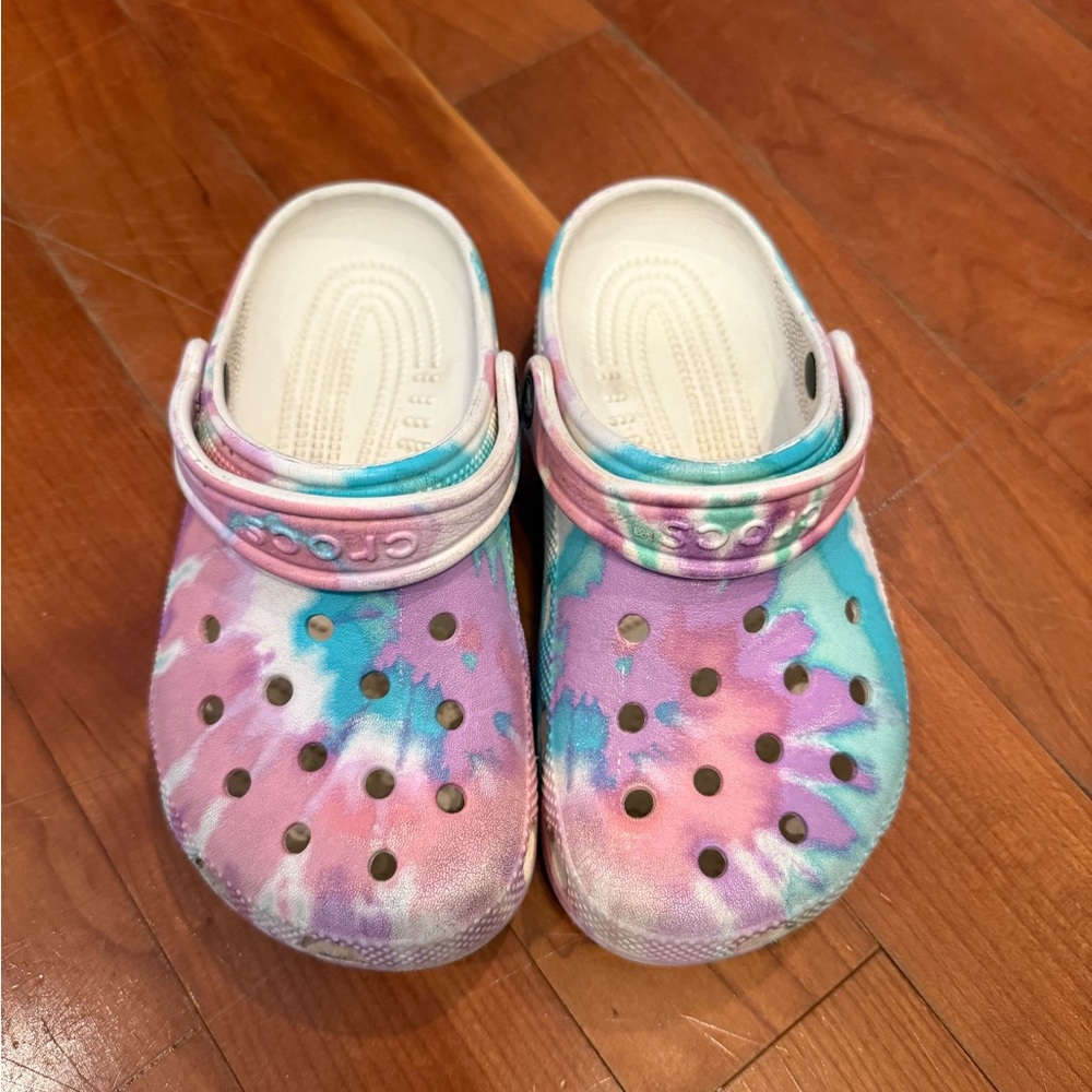 Crocs Kids Tie-Dye Clogs - Pink and Blue